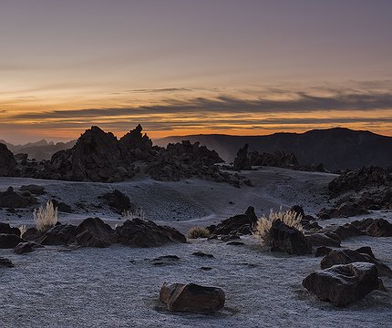 Sonnenaufgang in den Bergen mit Raureif